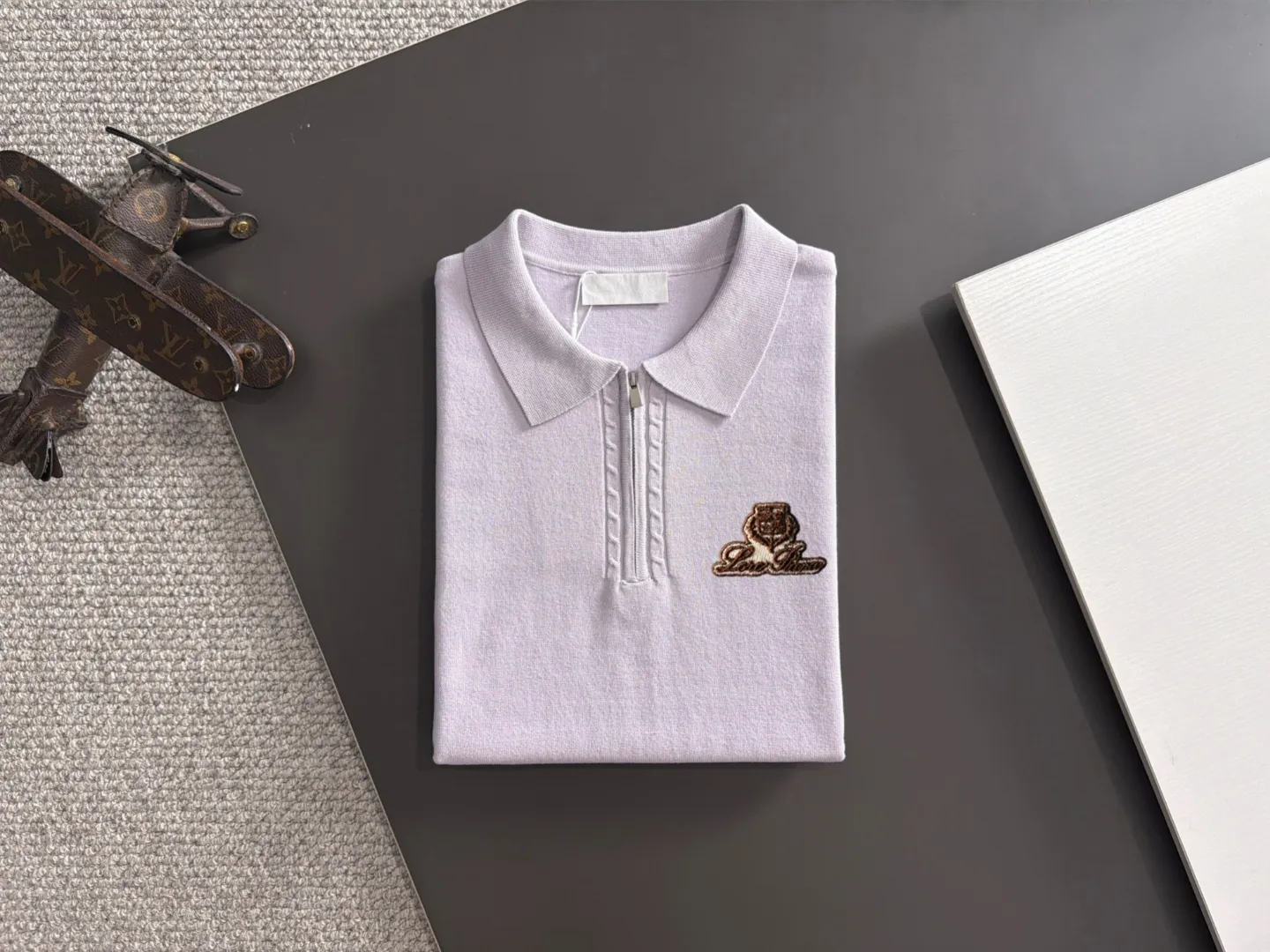 Next day shipment High Quality LP 2036 Summer New Arrival men's short-sleeved T-shirt Made of combed cotton yarn knitted cotton fabric, pure cotton high-weight special yarn, it feels full of weight when weighed, and the upper body is more textured than ordinary T-shirts. This texture can cope with the weather easily and is suitable for both hot and cold! The pattern on the chest adopts three-dimensional embroidery technology, and is perfectly produced stitch by stitch with reference to the original version! Loose fit design, looks noble. Size: M to XXXL